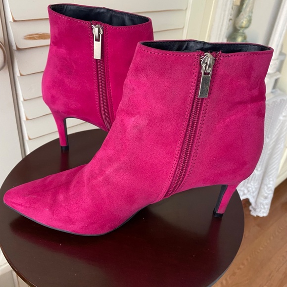 NWOT Hot Pink Faux Suede Bootie BAMBOO brand with Silver Tone Toggle Side Zipper - Picture 5 of 12